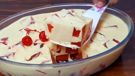 cremoso postre de fresas con crema con solo 2 ingredientes: gelatina y crema