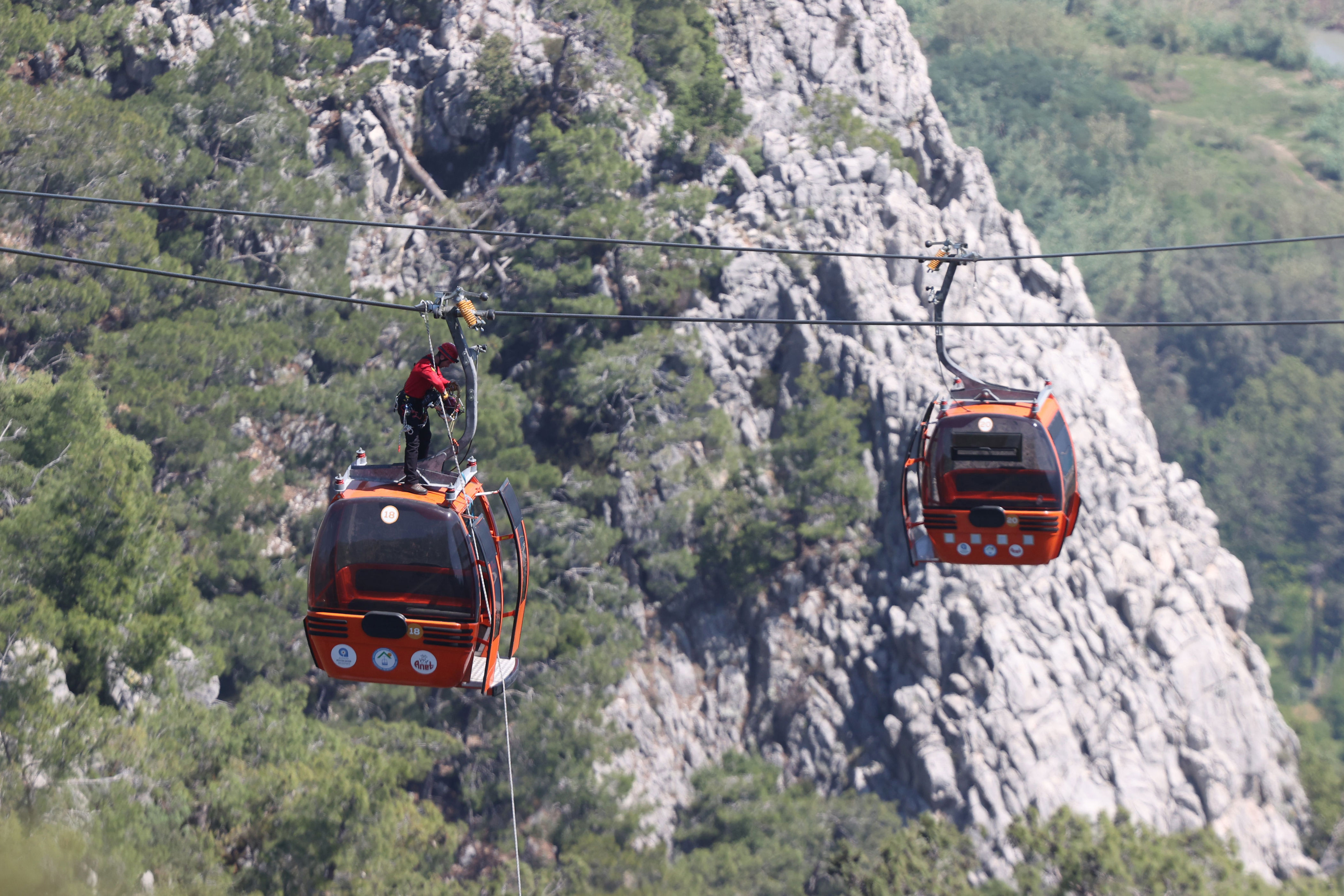 turkey cable car accident leaves one dead and 40 passengers stranded above mountain