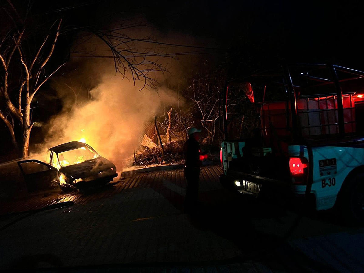 incendian taxi con conductor dentro en chilpancingo; van tres ataques