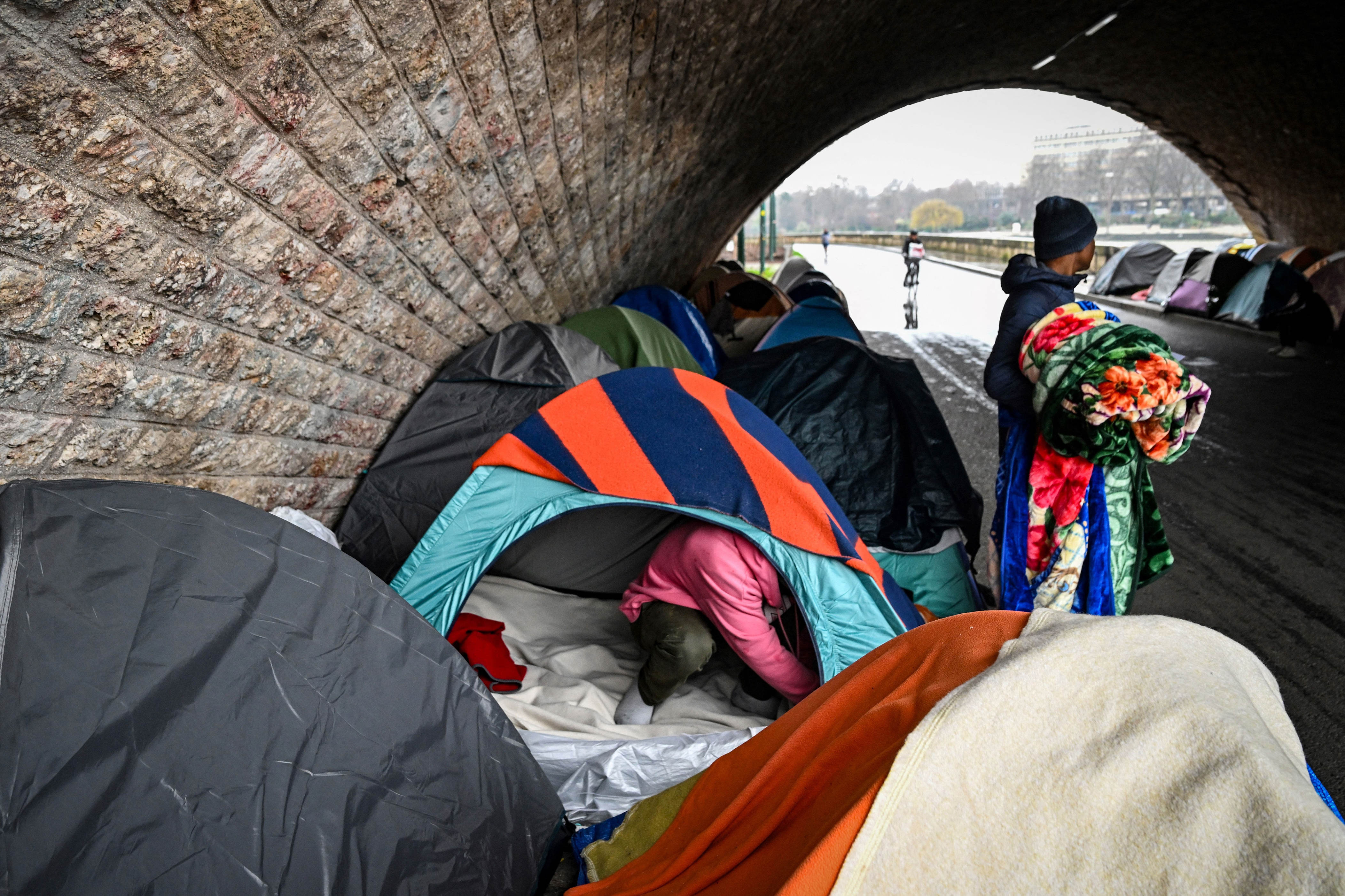 paris putzt sich für die olympischen spiele heraus – und verfrachtet obdachlose in die provinz