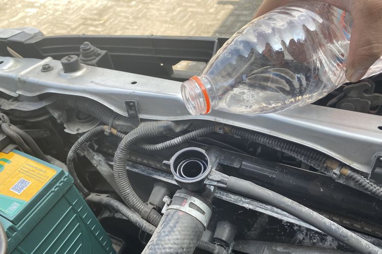 [populer otomotif] apakah boleh pakai air mineral botol untuk isi radiator mesin? | penjelasan mengapa terkadang perlu mematikan ac saat mobil menanjak