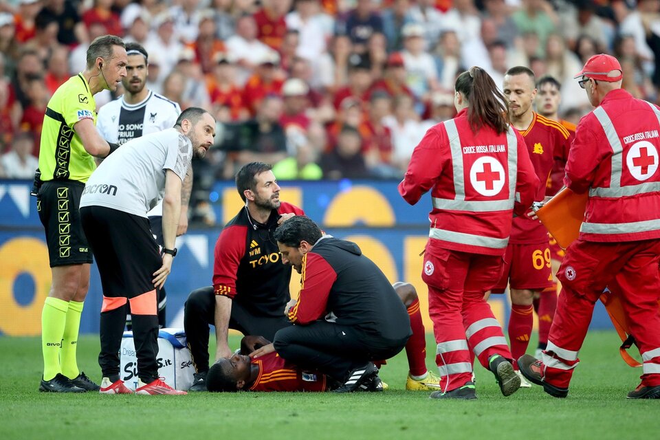 un jugador de la roma se desplomó en pleno partido y fue trasladado al hospital