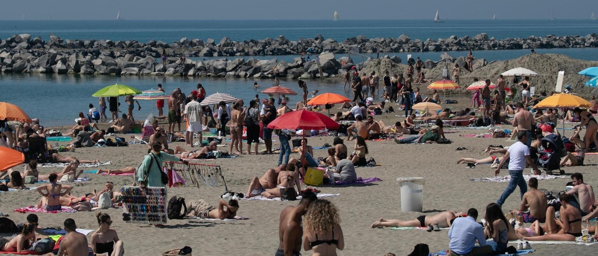 anticipo d’estate: assalto alle spiagge. ma l’italia sta per uscire dalla bolla di calore