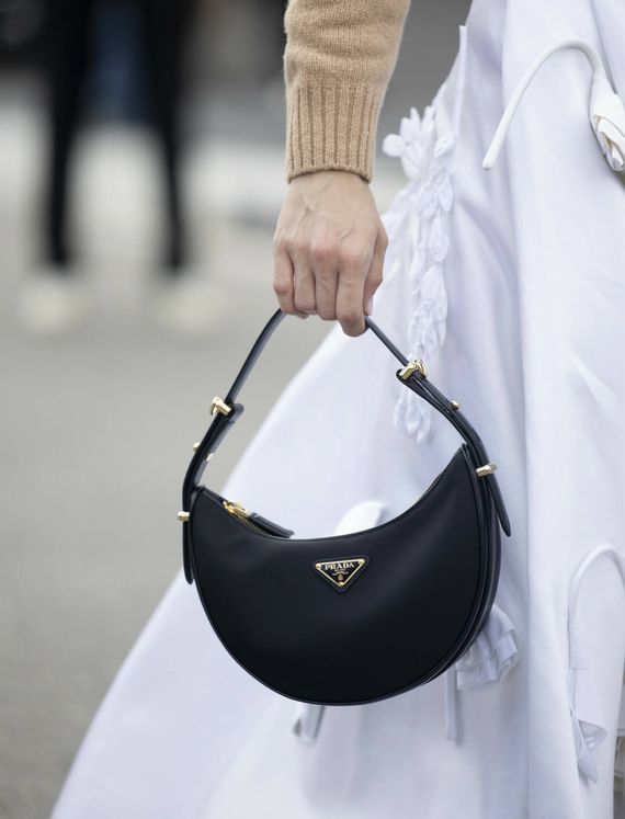 la tendencia de moda que luce y no engorda: el bolso croissant