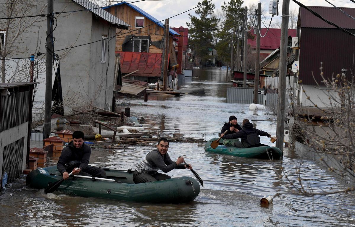 russie et kazakhstan : l’eau monte encore dans les régions touchées par des inondations majeures