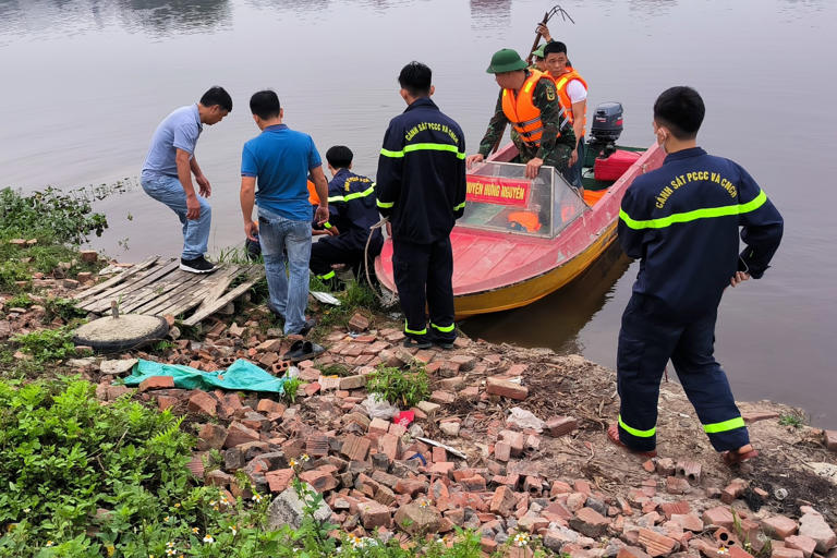 Tiền Phong Thi thể anh H, được đưa lên bờ 1