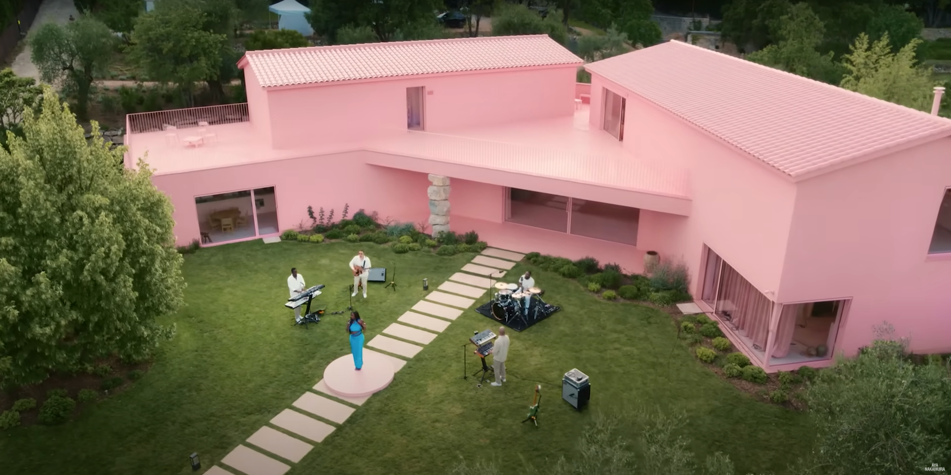 quand aya nakamura s'emparait d'une maison d'architecte rose en provence