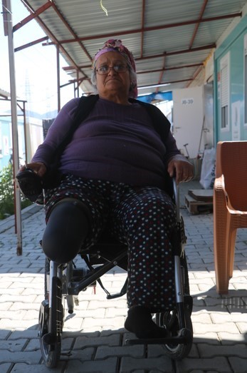 annesini ve bacağını depremde kaybeden kadın, protez bacağıyla hayata tutundu