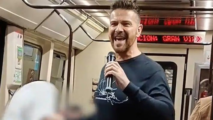 exintegrante de locomía ahora se gana la vida cantando en el metro