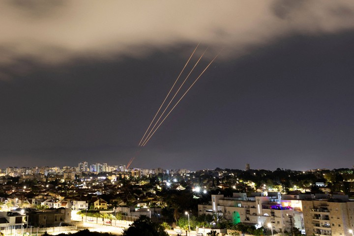 kapal perusak eropa-as bela israel, klaim tembak jatuh 80 drone & rudal iran