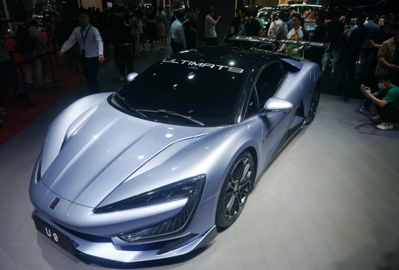 faszinierender elektro-sportwagen aus china: hohe geschwindigkeit trifft auf schönheit