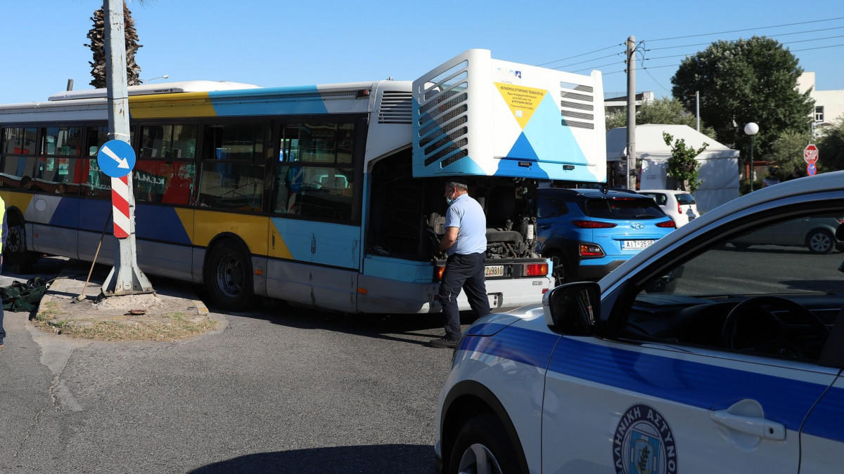 τροχαίο στα λιόσια: λεωφορείο προσέκρουσε σε κολώνα - τέσσερις τραυματίες