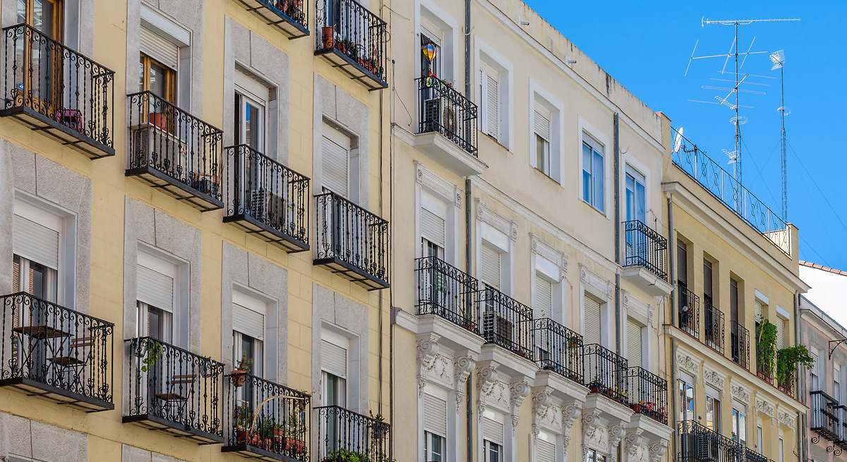 el alquiler vuelve a marcar máximos en madrid y barcelona: los precios solo bajan en un distrito