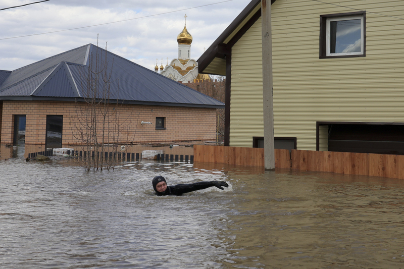 na severu kazachstánu a na jihu ruska pokračují evakuace kvůli záplavám