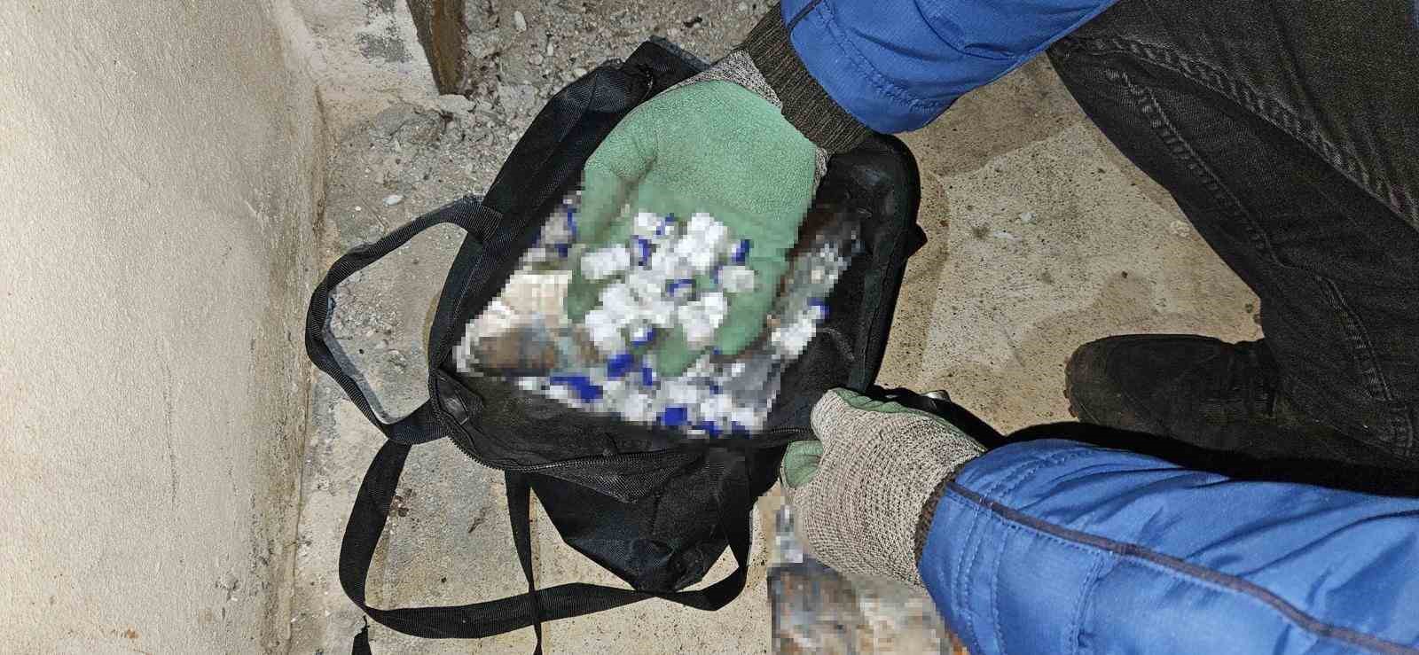 iğdır’da yabancıların çantasından 521 botoks ilacı ve 450 uyuşturucu hap çıktı