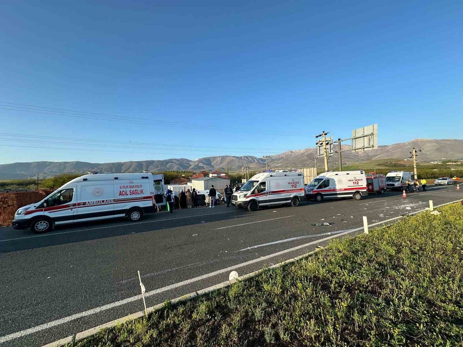 malatya’da otomobil ile çarpışan yolcu otobüsü devrildi: 1’i ağır 22 yaralı