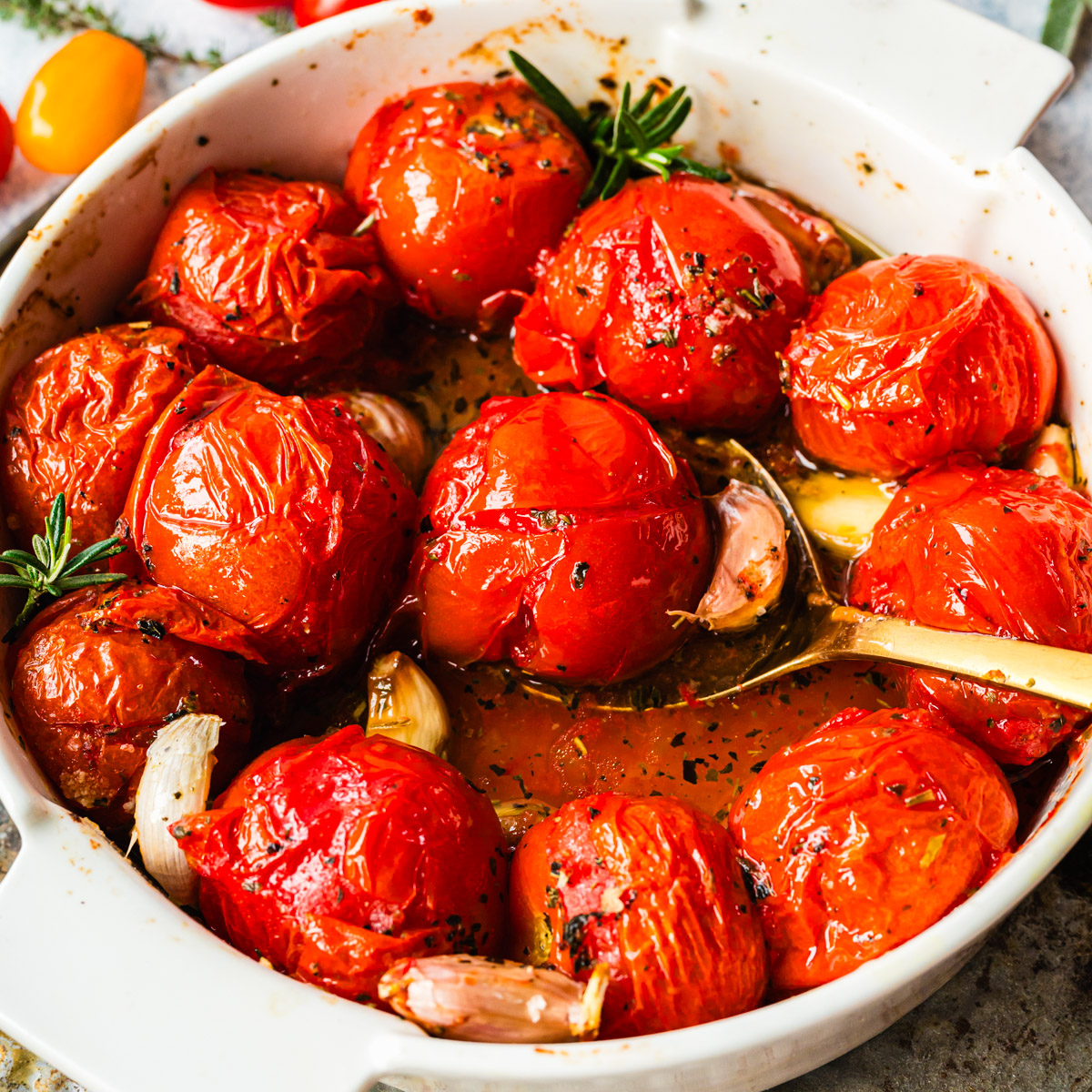 Geschmolzene Tomaten aus der Heißluftfritteuse