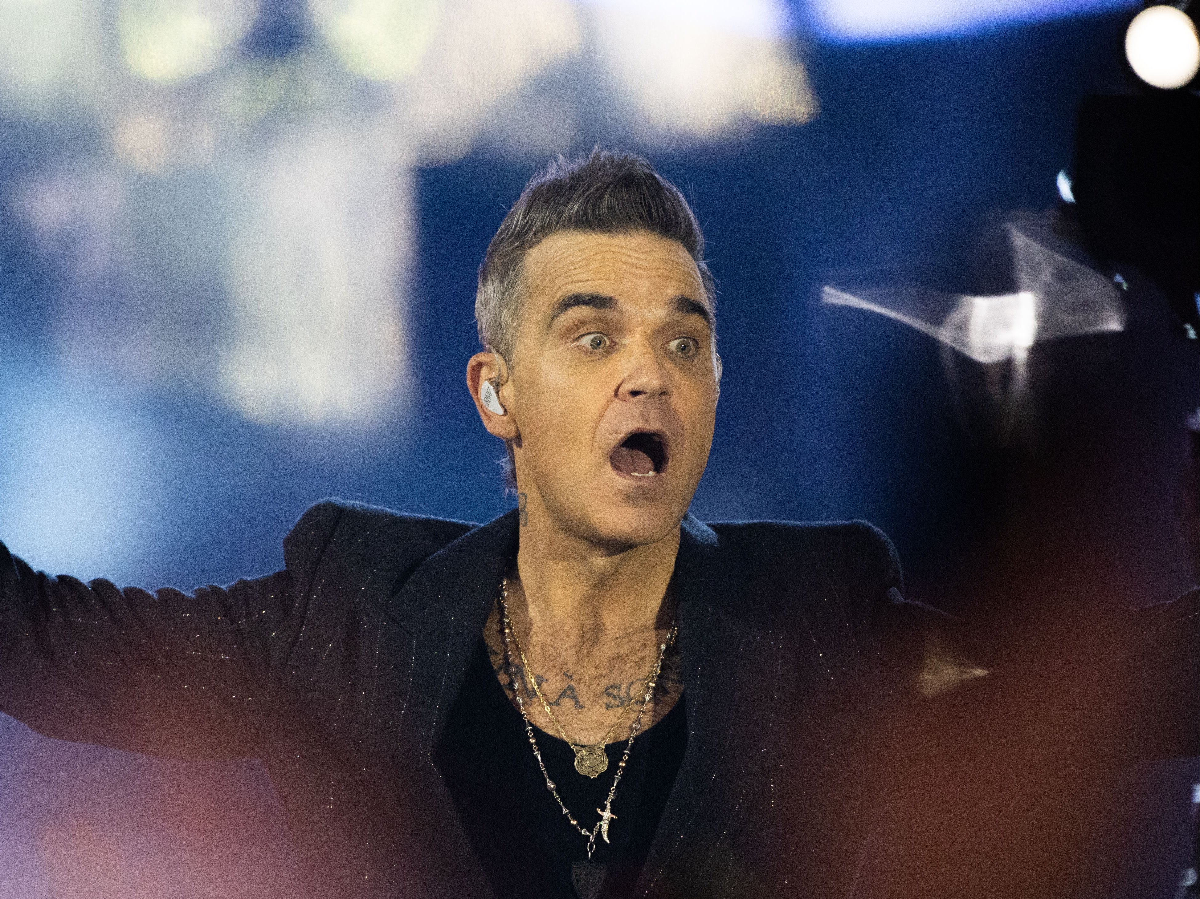 robbie williams recalls the shoplifting joke that almost got him ‘cancelled’
