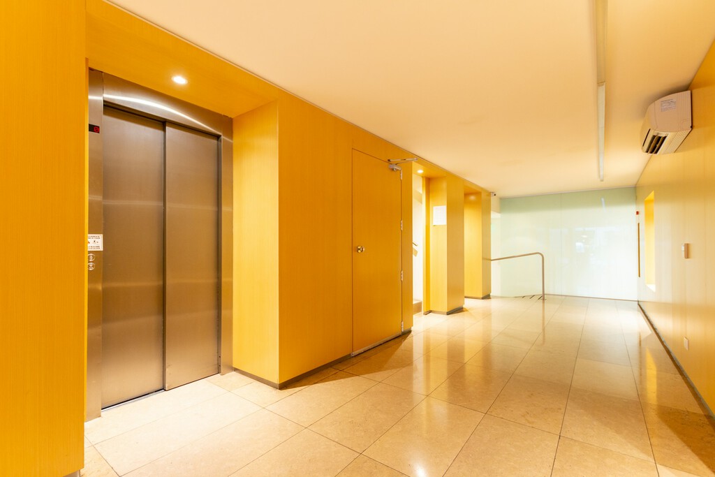 si en tu casa hay un ascensor, llega una nueva normativa a partir del verano: estas son las novedades