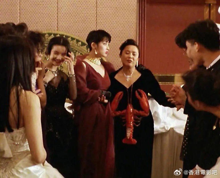 劉嘉玲的龍蝦裝讓人回想1991年電影《與龍共舞》中葉德嫻的龍蝦裝。（翻攝香港電影吧微博）
