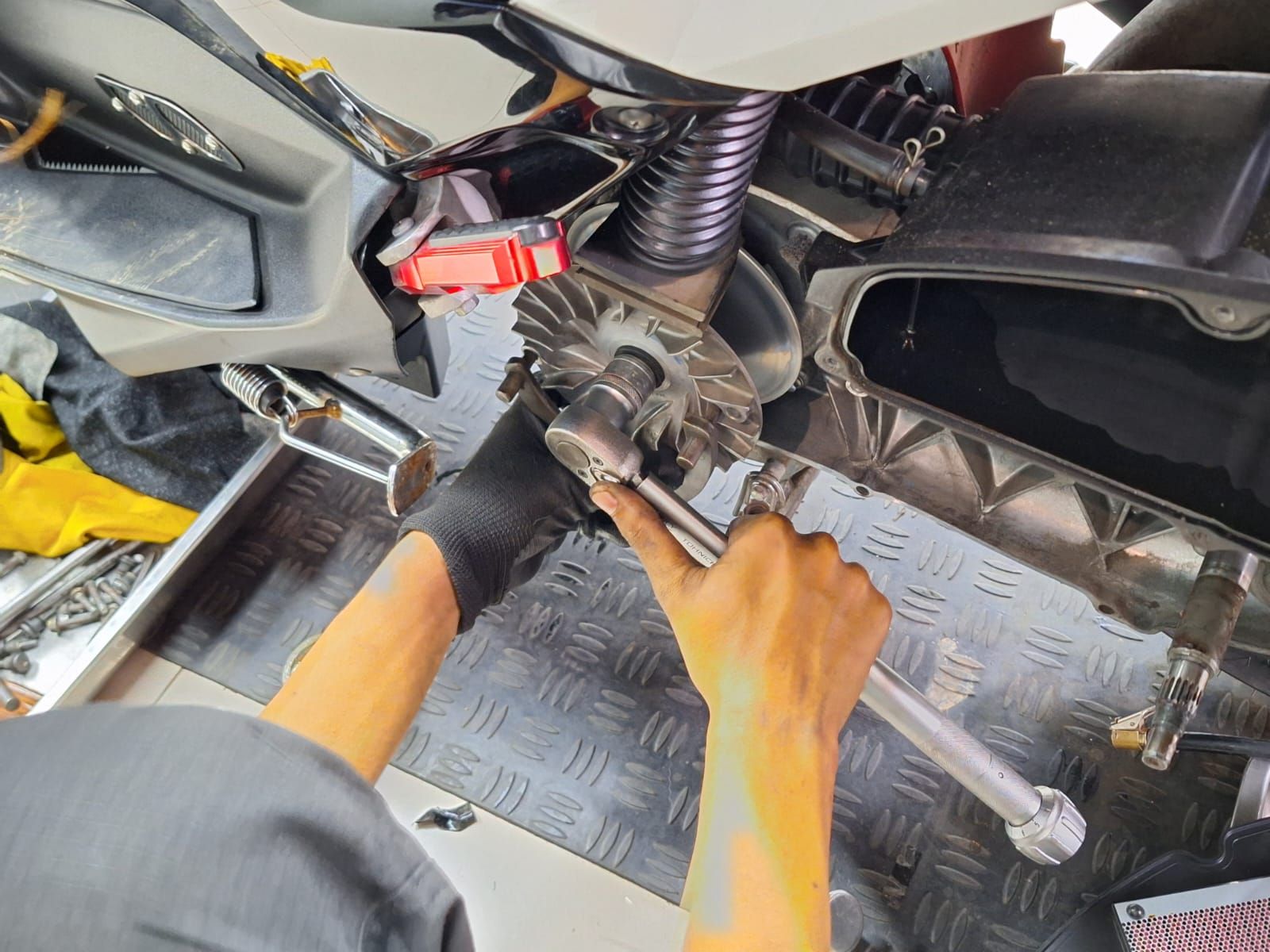 Warta Bandung Barat | Jangan Salah Mengerti: Perbedaan Kritis Antara Torsi Mur Pulley CVT pada Motor Matic