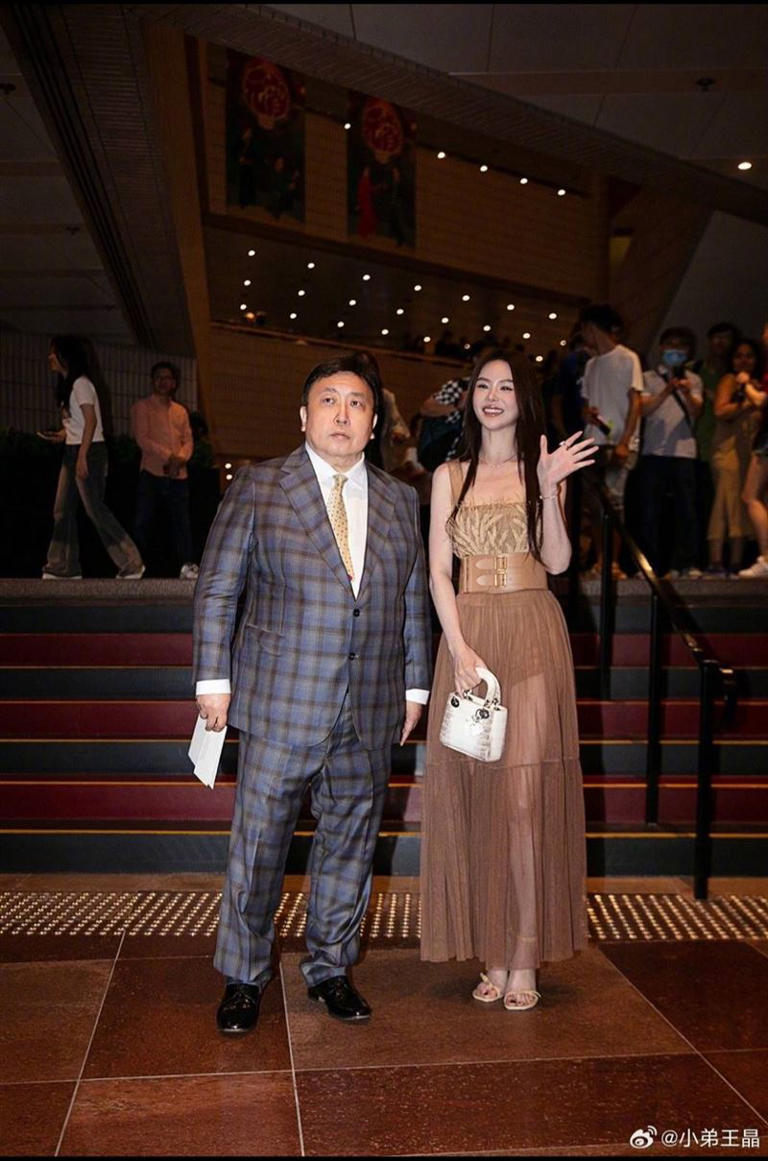 王晶（左）昨和女星邱意濃出席香港電影金像獎頒獎典禮。（圖／翻攝自微博／王晶）