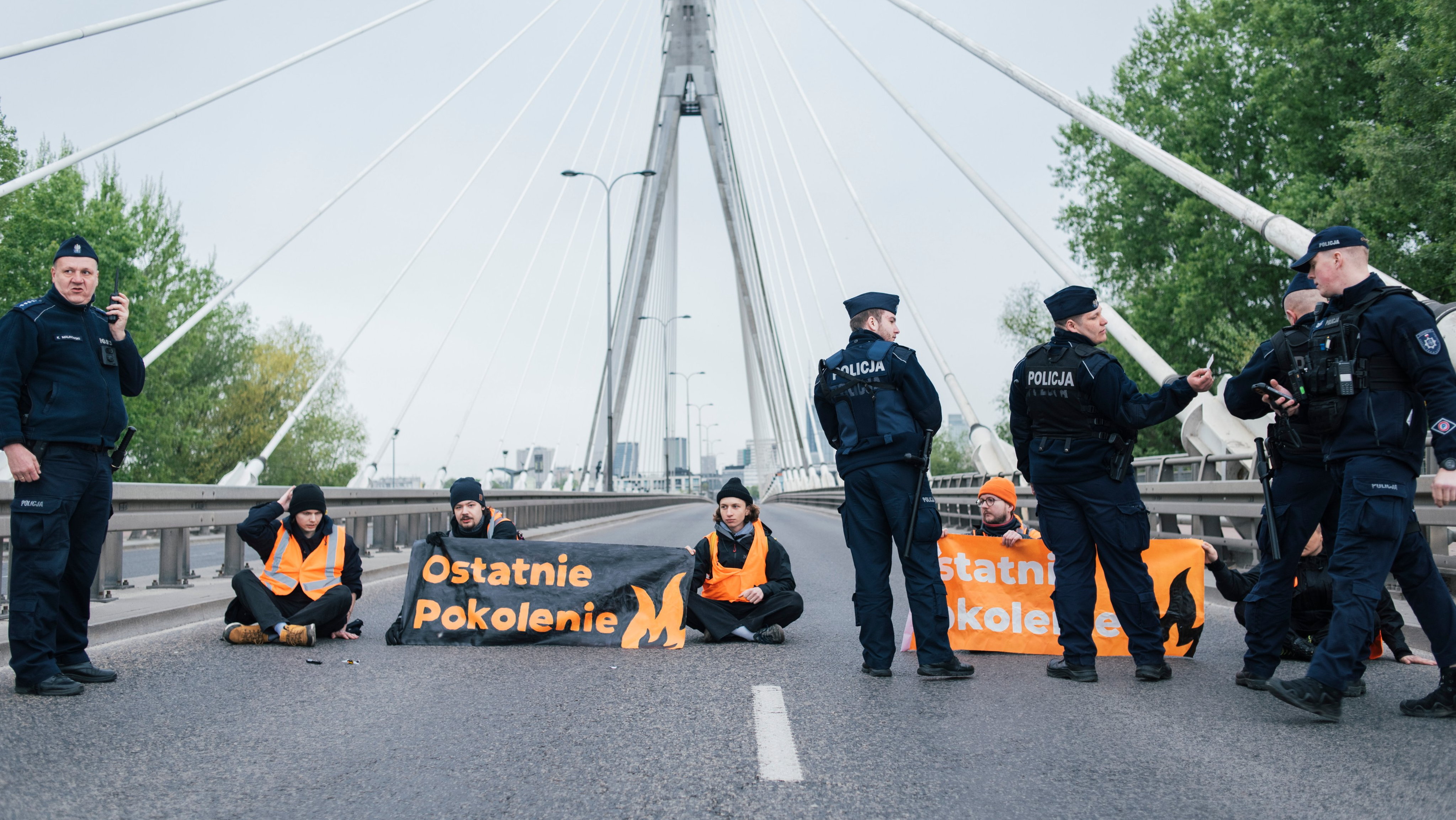 poranne utrudnienia na warszawskich mostach. aktywiści chcieli przykleić się do asfaltu