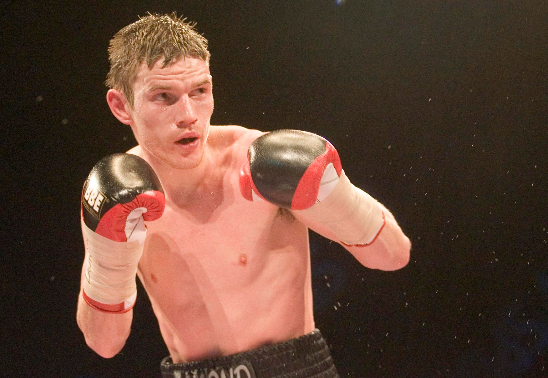 scottish boxing great willie limond dies after suffering seizure while driving