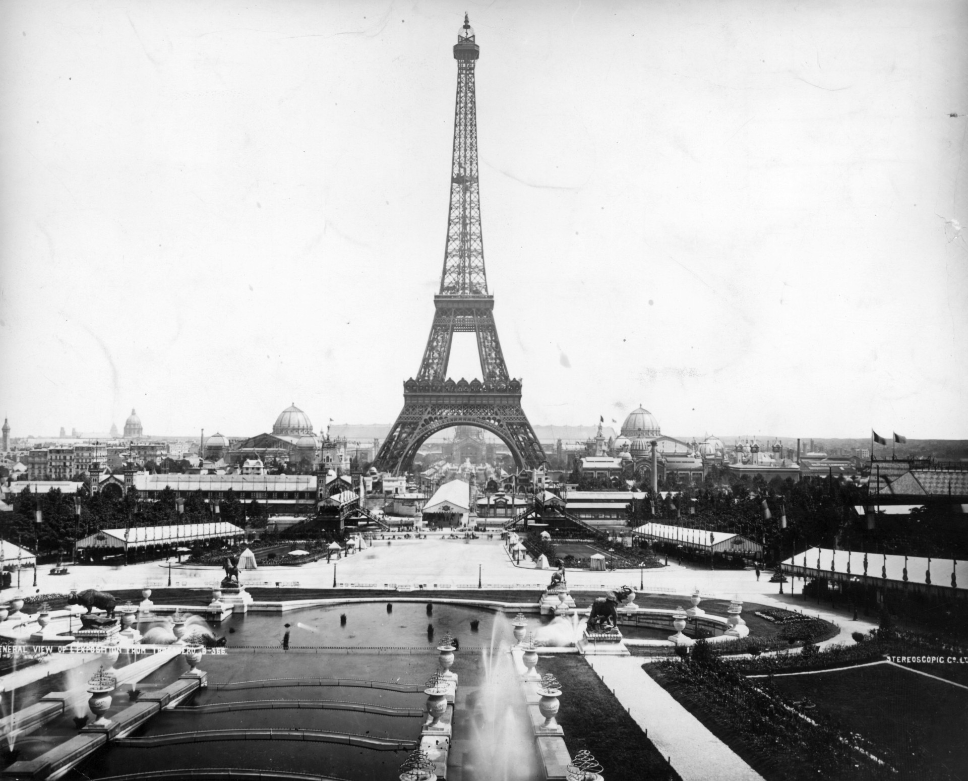Pour l'inauguration, tous les invités officiels graviront les 1710 marches qui composent la Tour Eiffel, réparties sur 3 étages, accessibles par 5 ascenseurs, rénovés et modernisés en 2008.<p>Tu pourrais aussi aimer: </p>