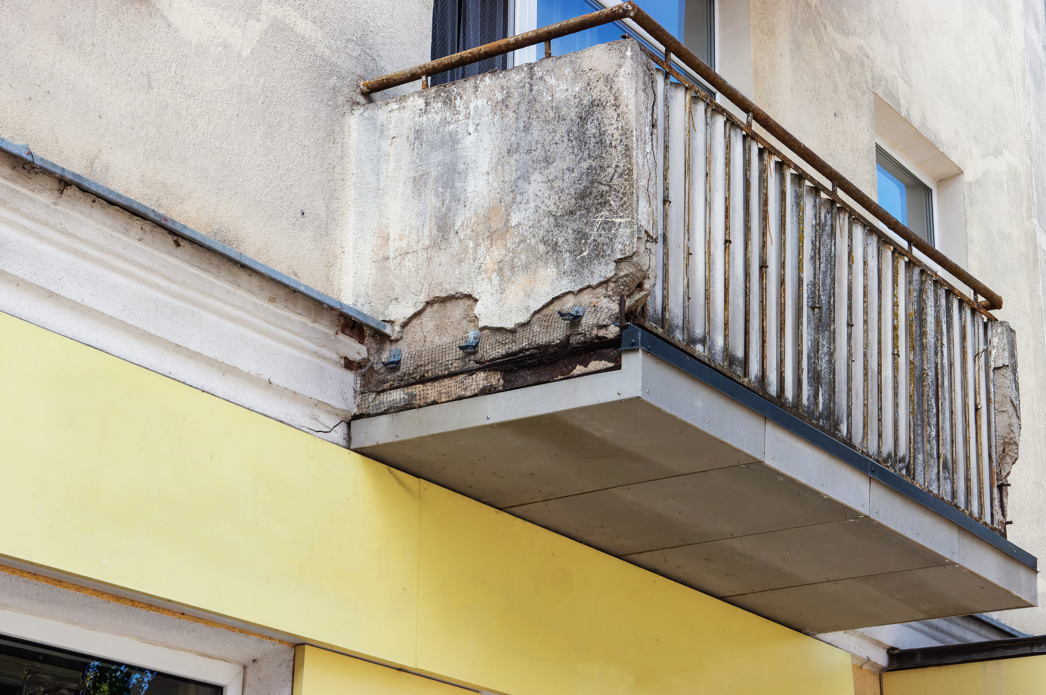 antibes : comment savoir si un balcon menace de s'effondrer ? les signes qui doivent vous alerter