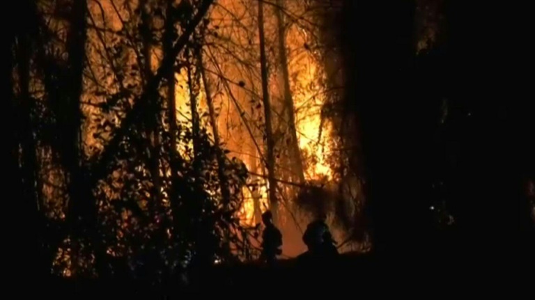 temperaturas inusualmente altas atizan un incendio forestal en el este de españa