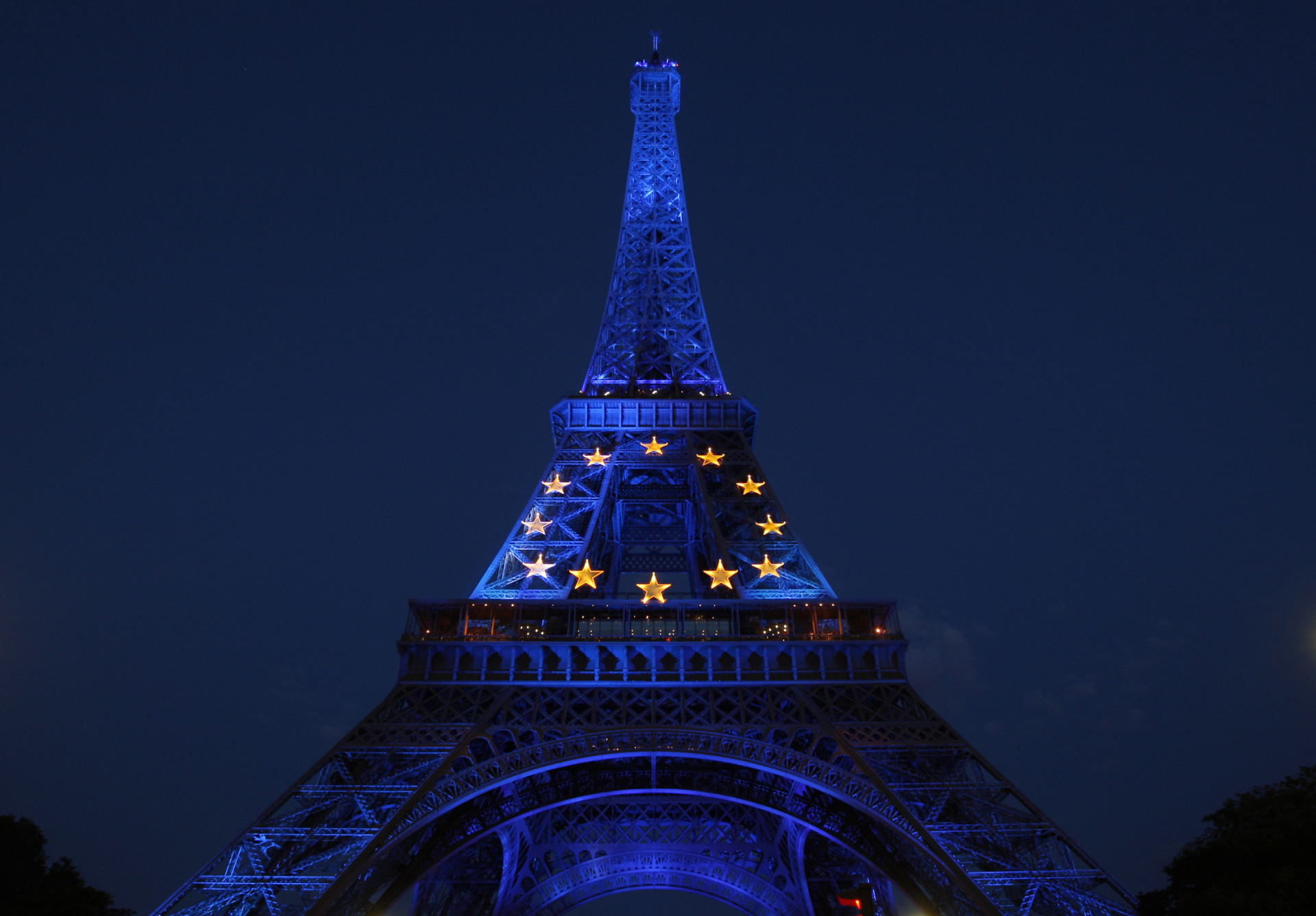 Pour inaugurer l'année de la présidence de l'Union Européenne assurée par la France, la Tour Eiffel avait été éclairée aux couleurs du drapeau européen.<p><a href="https://www.msn.com/fr-fr/community/channel/vid-7xx8mnucu55yw63we9va2gwr7uihbxwc68fxqp25x6tg4ftibpra?cvid=94631541bc0f4f89bfd59158d696ad7e">Suivez-nous et accédez tous les jours à du contenu exclusif</a></p>