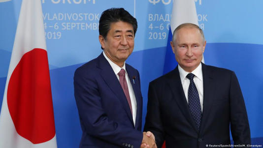 O ex-primeiro-ministro japonês Shinzo Abe e o presidente russo Vladimir Putin em foto de 2019