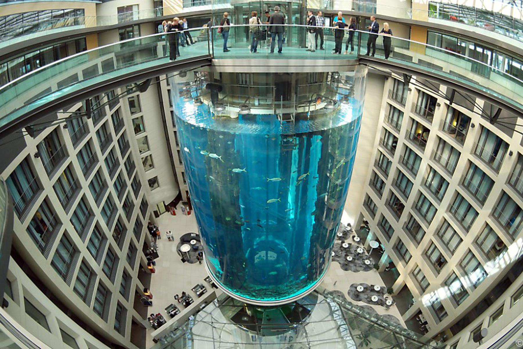 geplatzter aquadom in berlin: hotel eröffnet mit neuer riesen-attraktion in der lobby