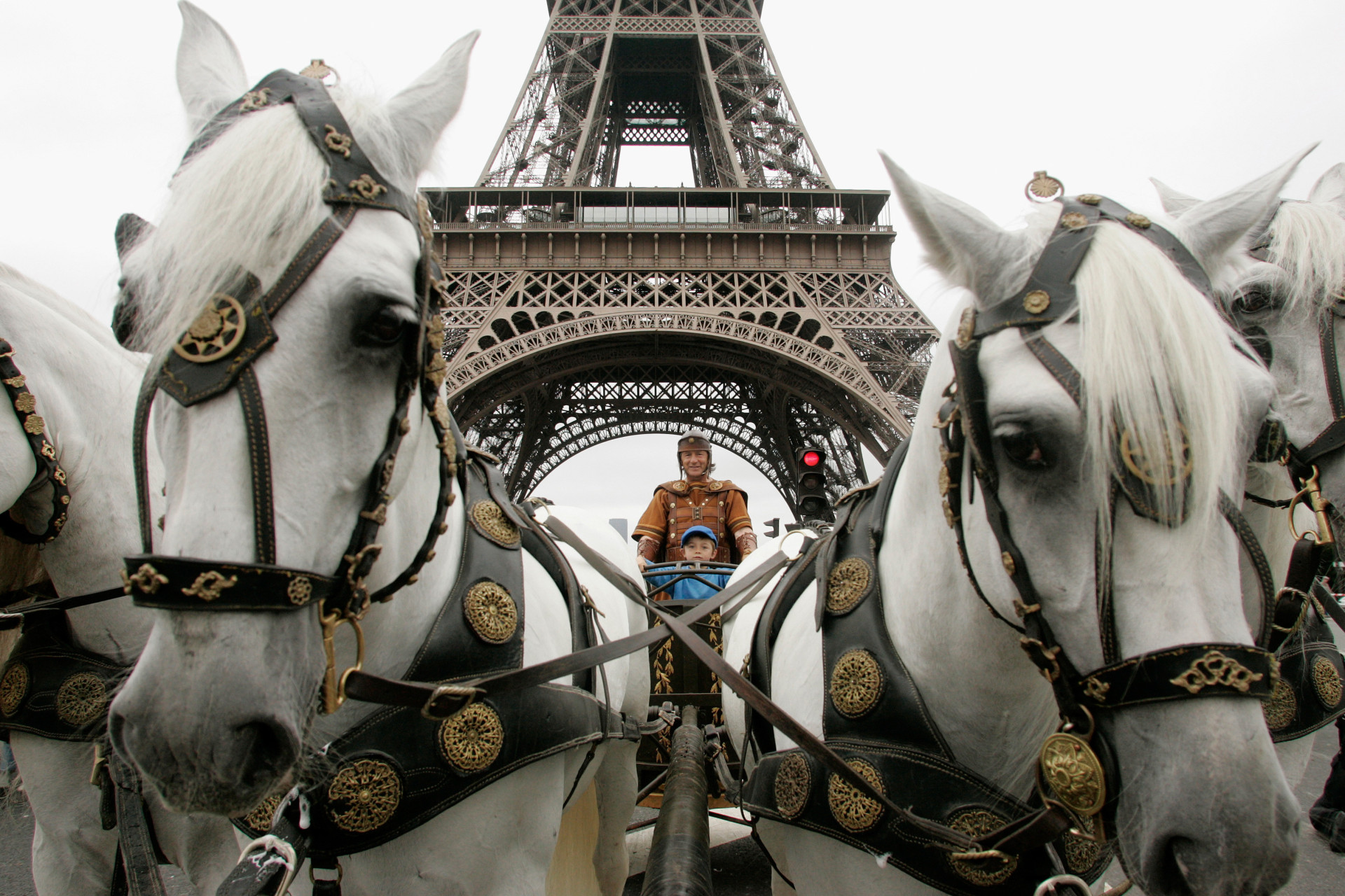 La Tour Eiffel sert très souvent de décor à différentes prestations. On peut voir ici l'acrobate Mario Luraschi et son fils réaliser des figures.<p>Tu pourrais aussi aimer:<a href="https://www.starsinsider.com/n/403133?utm_source=msn.com&utm_medium=display&utm_campaign=referral_description&utm_content=144117v2"> Royauté: ils entreprennent des carrières surprenantes</a></p>