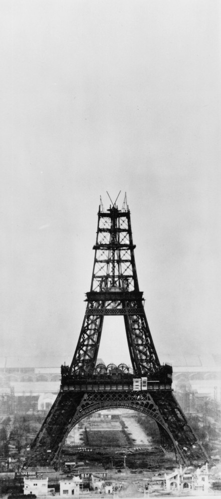 La Tour Eiffel avait été pensée en fonction de l'exposition universelle de 1889, célébrant les 100 ans de la révolution française. Elle devait donc, dans un premier temps, servir de portail d'entrée à cet événement.<p>Tu pourrais aussi aimer:<a href="https://www.starsinsider.com/n/307479?utm_source=msn.com&utm_medium=display&utm_campaign=referral_description&utm_content=144117v2"> Quand les stars oublient la mention "tenue correcte exigée" </a></p>