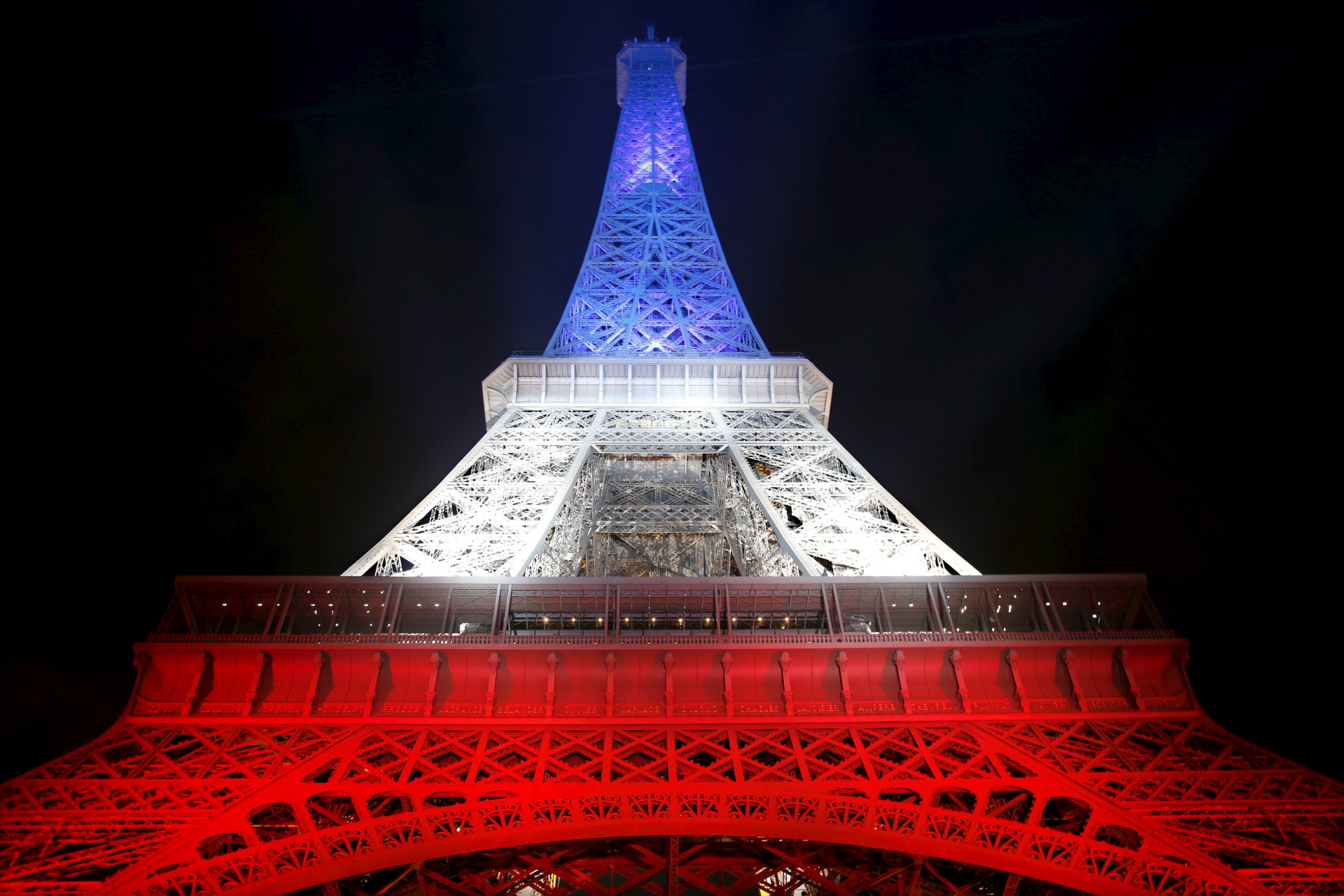 La France a vécu de graves événements ces dernières années. Pour rendre hommage aux victimes des attentats contre Charlie Hebdo puis du 13 novembre, la Tour Eiffel avait été illuminée aux couleurs de la France.