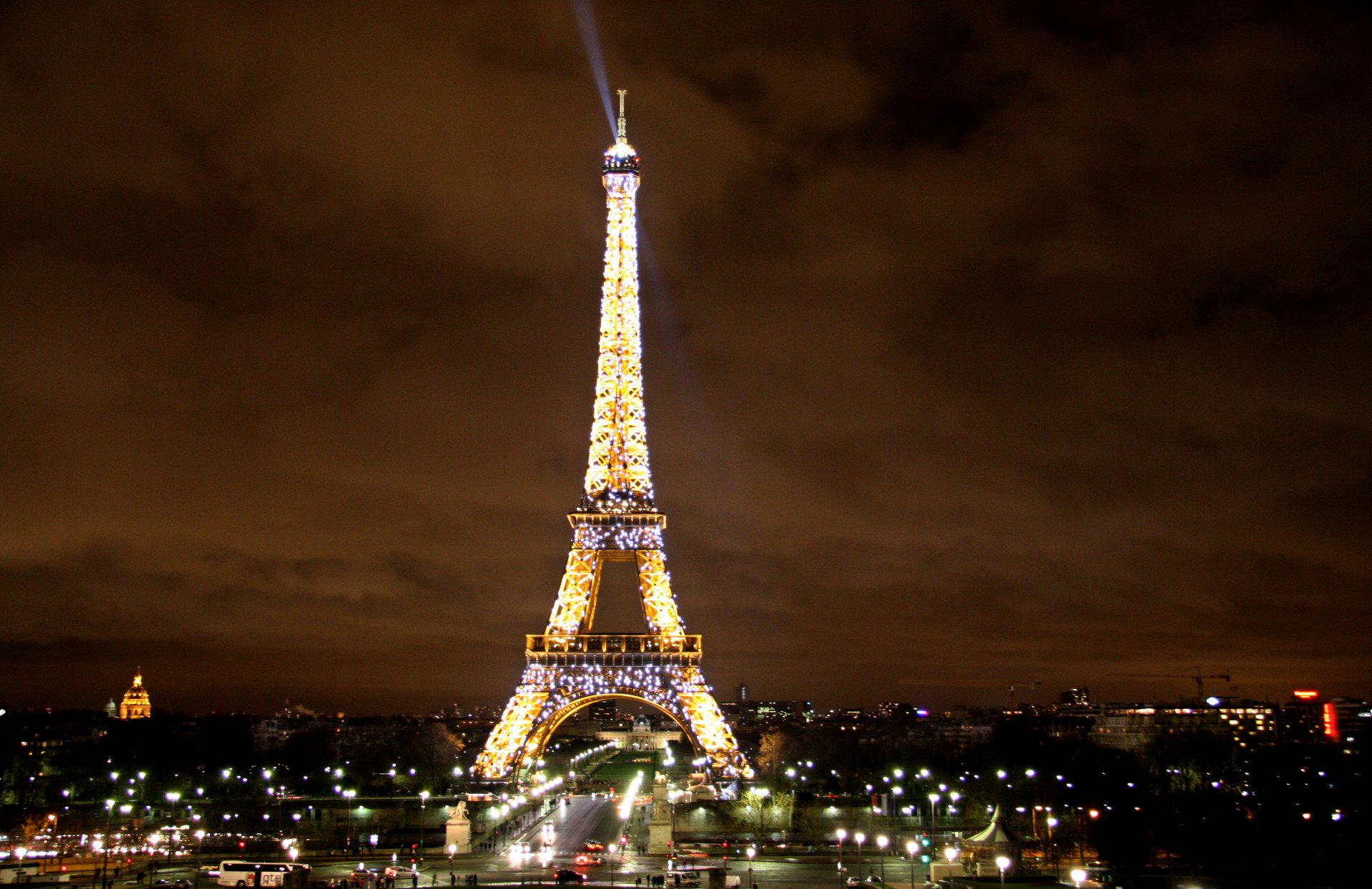 <p>Le mieux pour admirer la grande dame de Paris reste évidemment la nuit. Avec ses éclairages et lumières, elle veille sur les Parisiens durant toute la nuit.</p> <p>Découvrez-en plus sur la Tour Eiffel en cliquant <a href="https://fr.starsinsider.com/preview/364866/n">ICI</a>.</p><p><a href="https://www.msn.com/fr-fr/community/channel/vid-7xx8mnucu55yw63we9va2gwr7uihbxwc68fxqp25x6tg4ftibpra?cvid=94631541bc0f4f89bfd59158d696ad7e">Suivez-nous et accédez tous les jours à du contenu exclusif</a></p>
