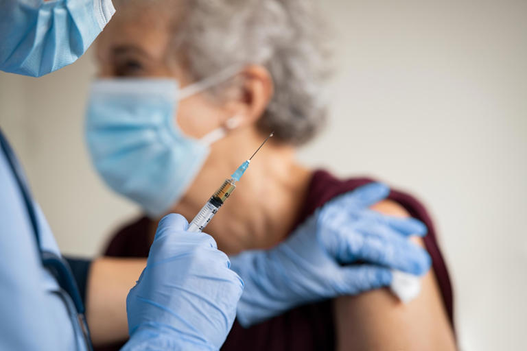 La campagne de vaccination contre le Covid-19 aura lieu du 15 avril au 16 juin 2024 avec une possible prolongation jusqu'au 15 juillet.