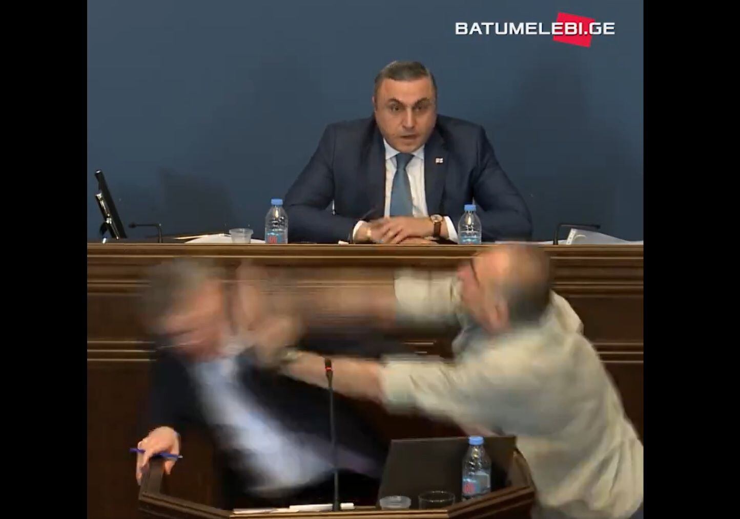 tensión en el parlamento de georgia tras el puñetazo del líder de la oposición a un miembro del gobierno