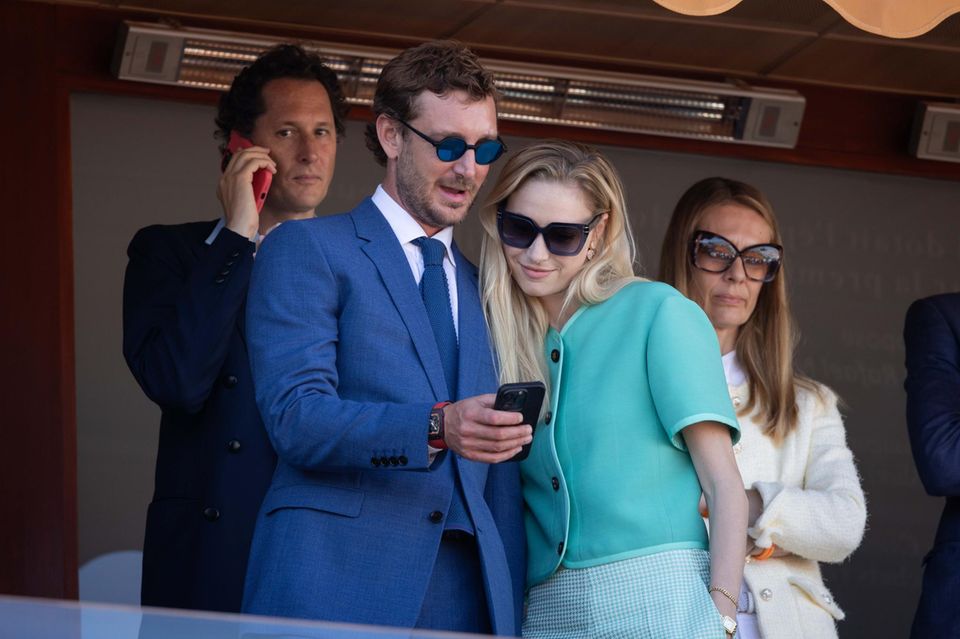 pierre casiraghi + beatrice borromeo: erwischt! während des tennis-match ist das handy spannender