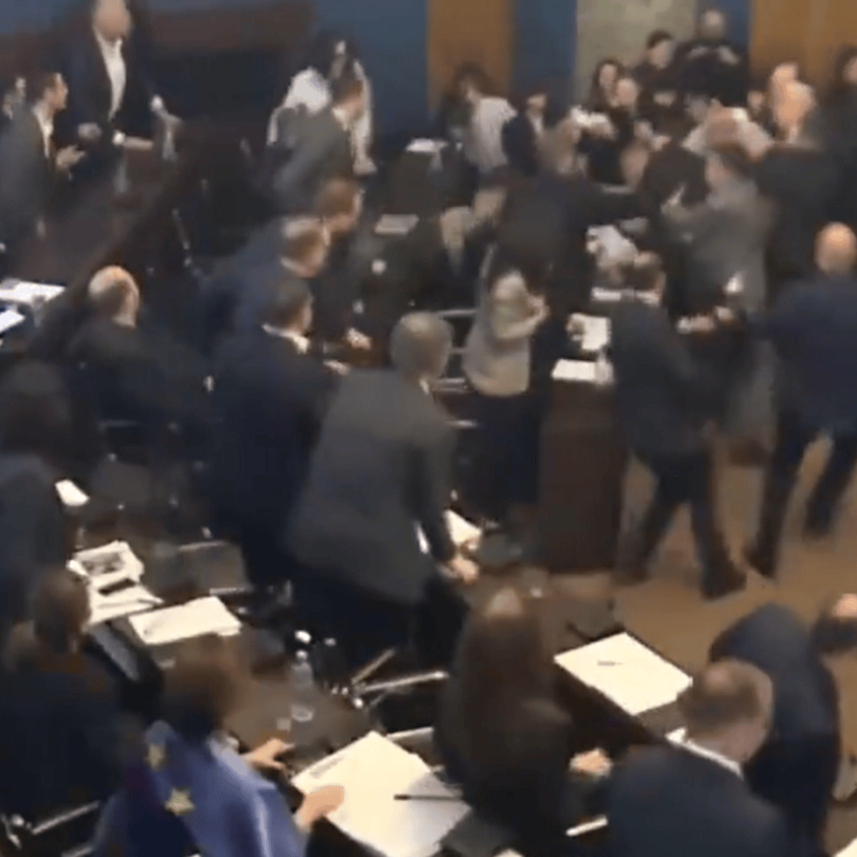 video: diputados se agarran a puñetazos en discusión de proyecto de ley que puede afectar al país