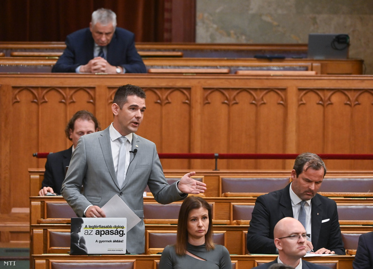 súlyos vádakkal szálltak bele magyar péterbe a parlamentben
