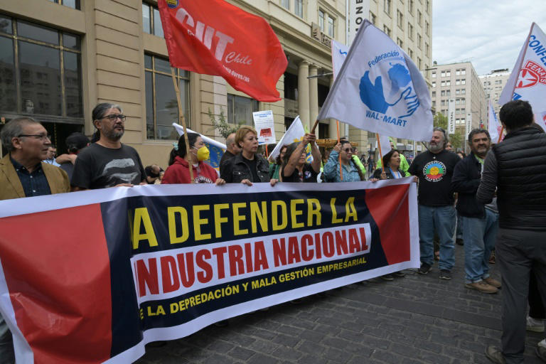 Dirigentes sindicales se manifiestan frente al palacio presidencial de La Moneda contra el eventual cierre de la planta siderúrgica de Huachipato, en Santiago, el 3 de abril de 2024