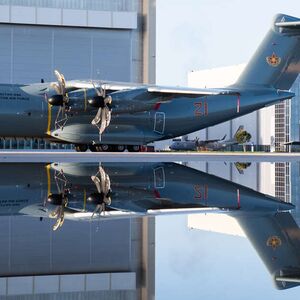 glänzend lackiert, mit rotem stern: das ist der erste airbus a400m für kasachstan