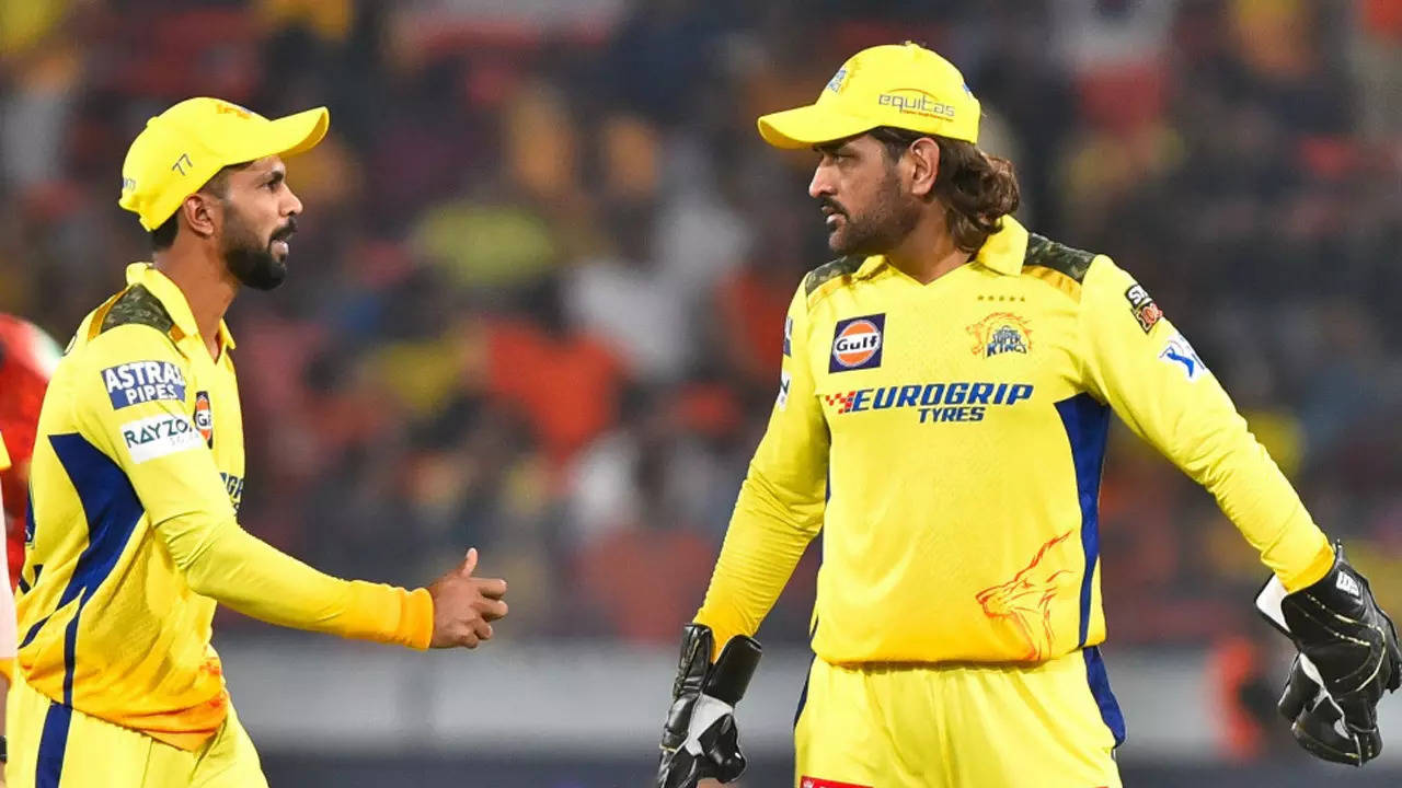 watch: ms dhoni asks new skipper ruturaj gaikwad to give him a pat on the back