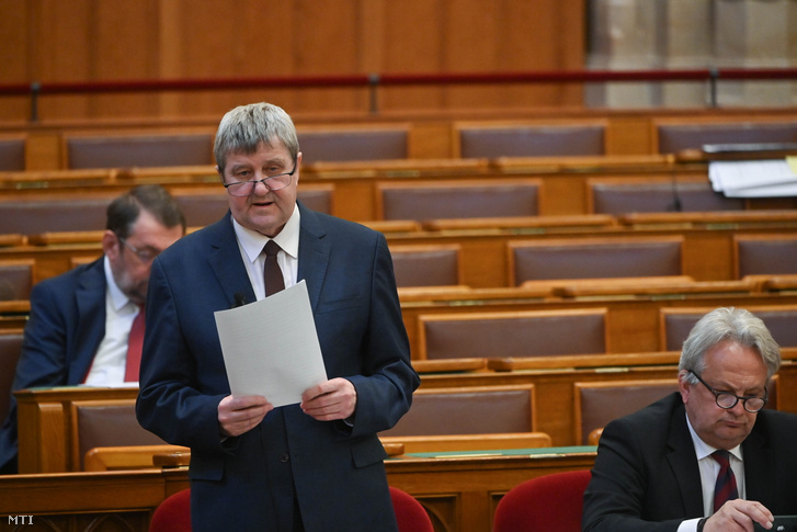 súlyos vádakkal szálltak bele magyar péterbe a parlamentben