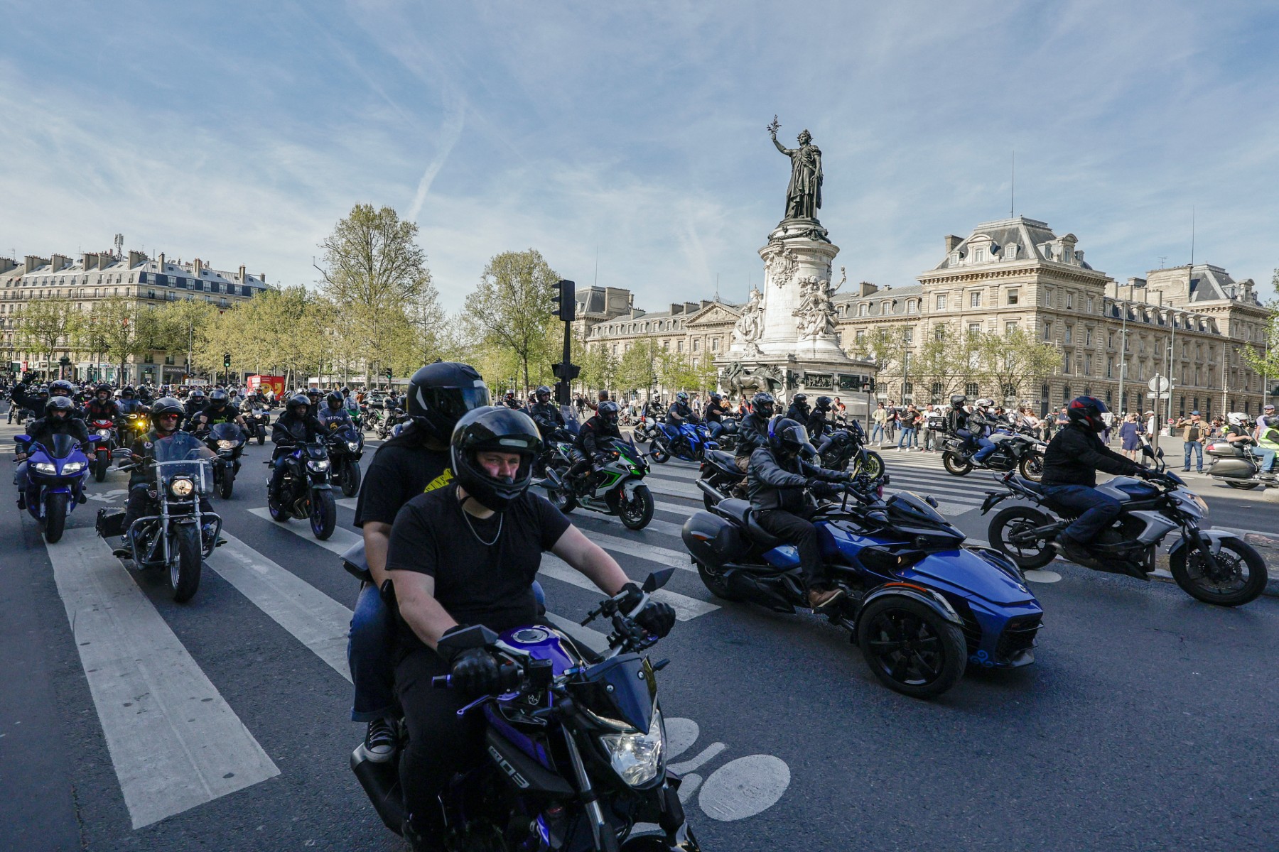 más de 40.000 motoristas se manifiestan en francia contra el gobierno: esta es la llamativa razón de sus quejas