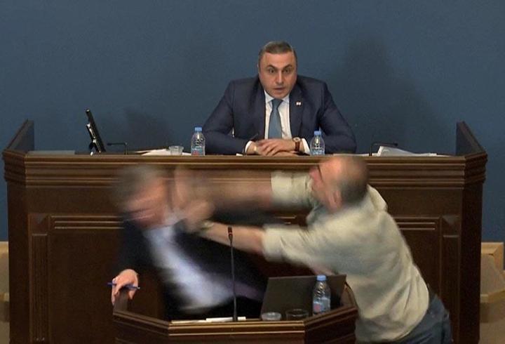 gürcistan meclisi karıştı: muhalif vekil, iktidar üyesini yumrukladı
