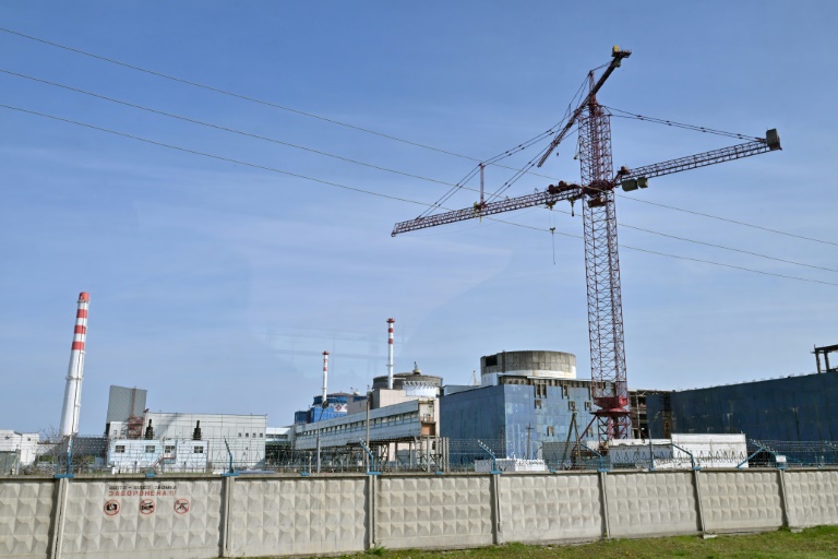 ucrania comienza la construcción de dos reactores nucleares diseñados por estados unidos